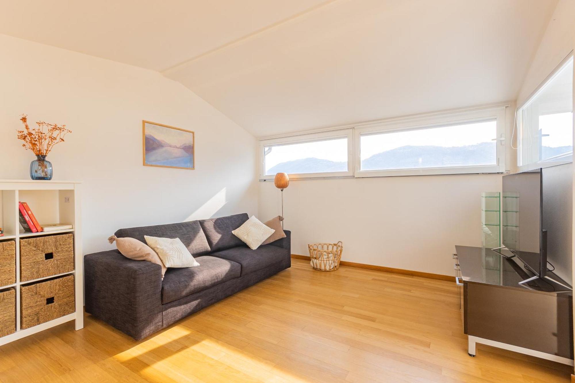 Casa Madlen - Bright Attic With Marvelous View Appartement Campione dʼItalia Buitenkant foto